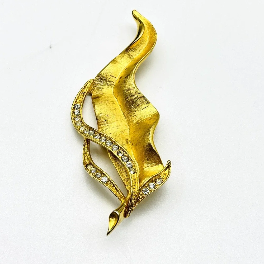 Signed Tara Gold Tone Abstract Leaf Brooch Pin Openwork Vintage Modernist